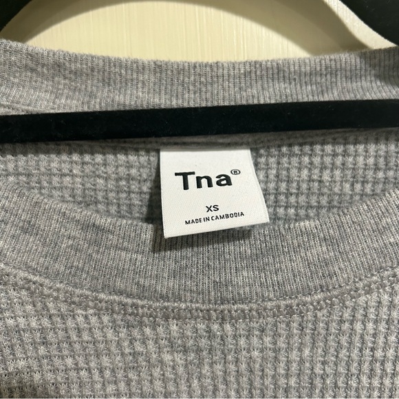 TNA Aritzia women’s gray long sleeve thermal waffle oversized shirt size XS - Picture 2 of 3